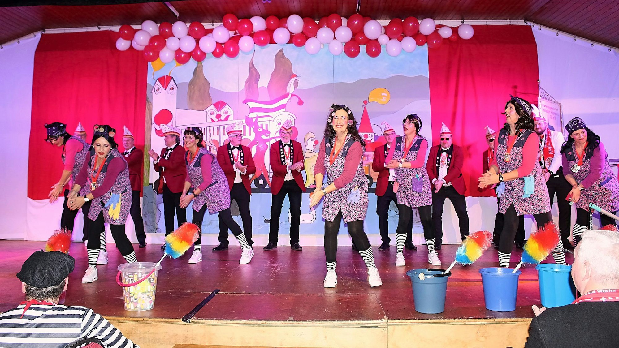 Auftritt der Tanzgruppe Silvergirls bei einer Karnevalssitung in Schmidt.