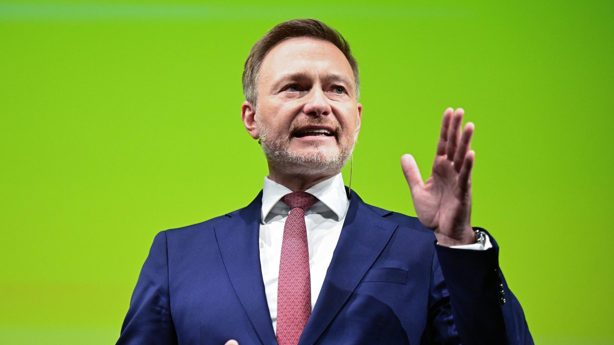 Bundesfinanzminister Christian Lindner will über die Auszahlung des von der Ampel geplanten Klimageldes erst in der nächsten Legislaturperiode entscheiden. Das empört die Grünen.