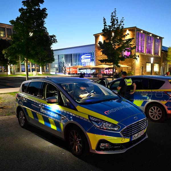 Streifenwagen vor der Stadtwache