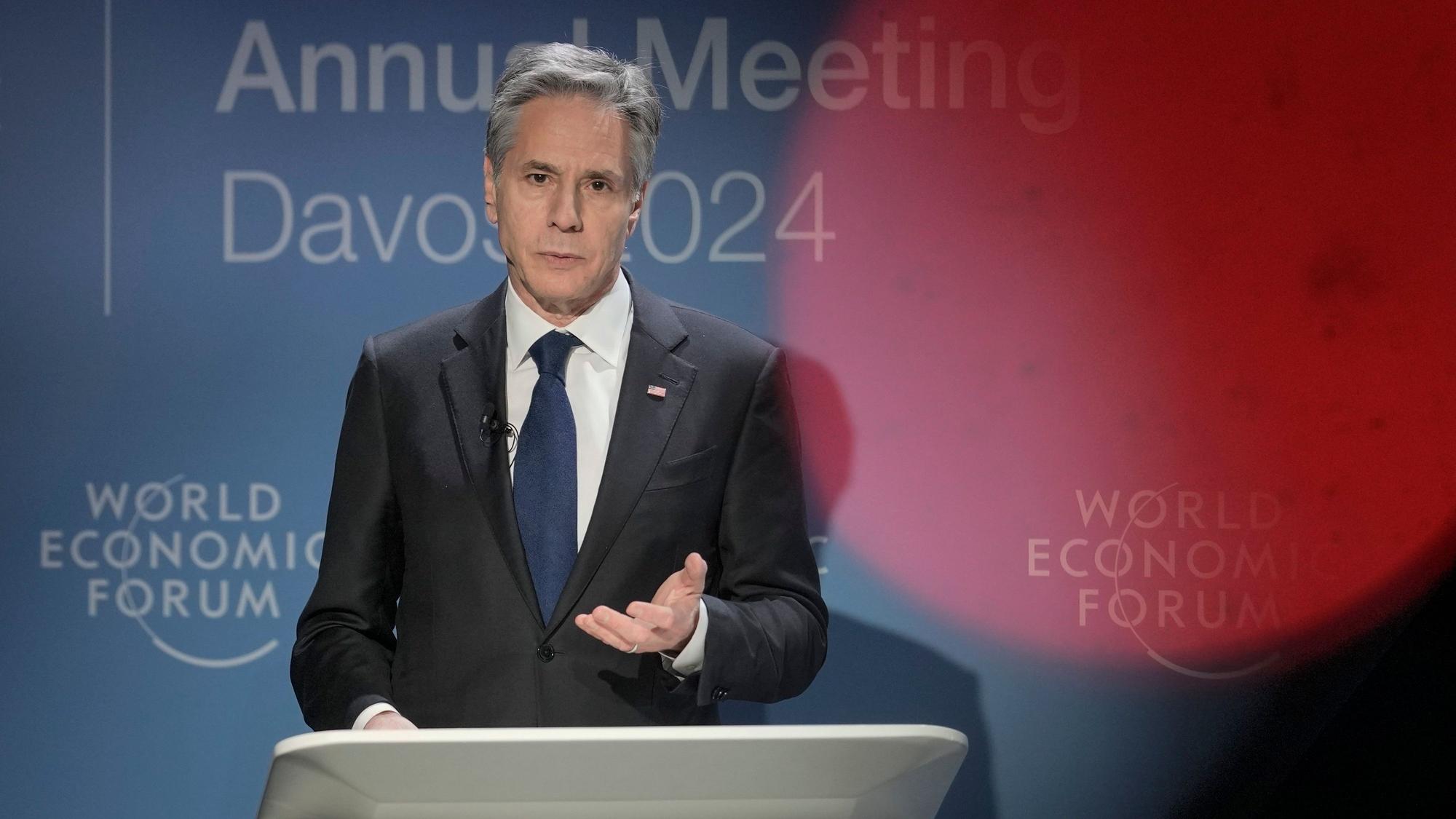 16.01.2024, Schweiz, Davos: US-Außenminister Antony Blinken spricht während einer Podiumsdiskussion auf der 54. Jahrestagung des Weltwirtschaftsforums (WEF).