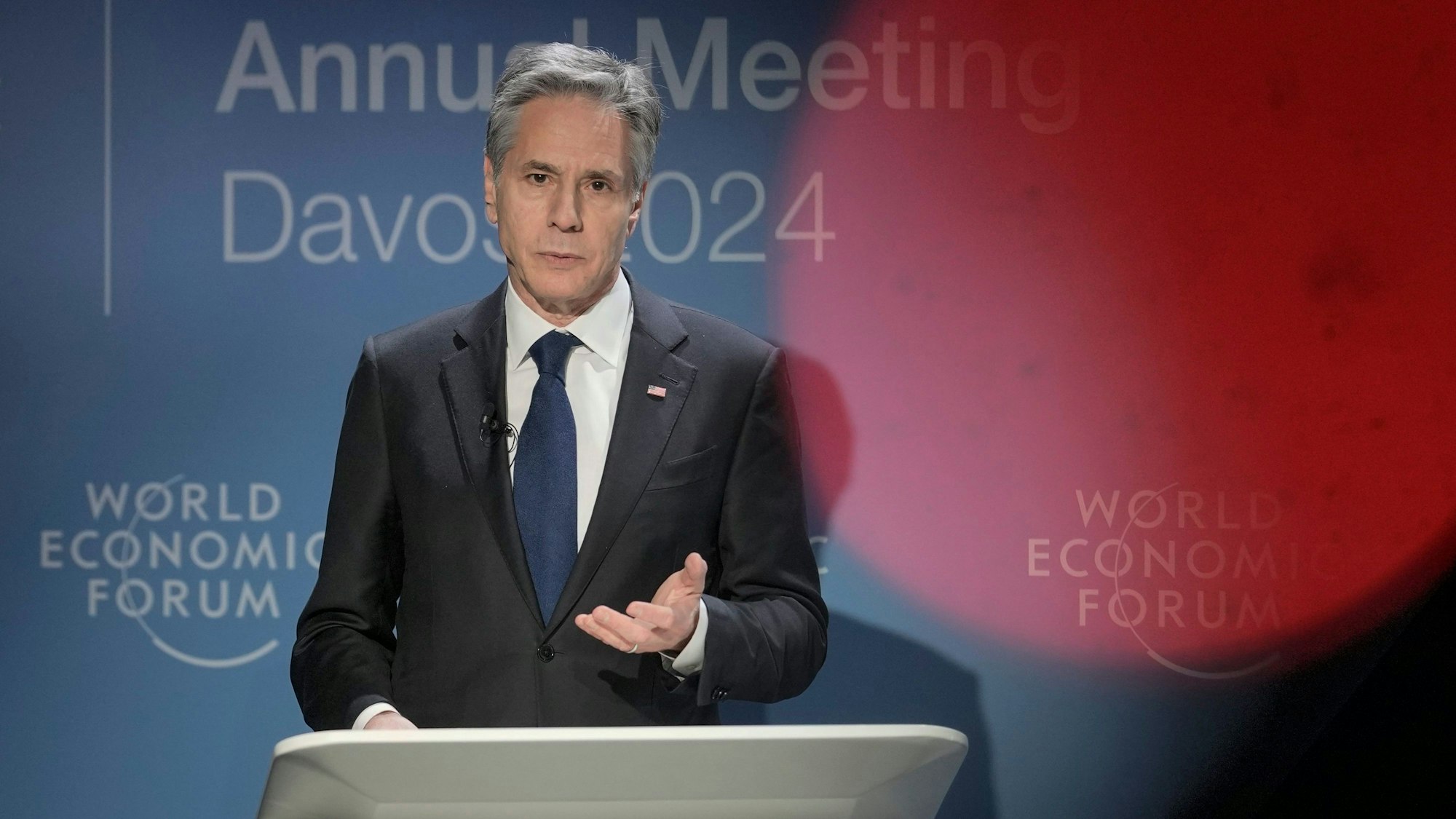 16.01.2024, Schweiz, Davos: US-Außenminister Antony Blinken spricht während einer Podiumsdiskussion auf der 54. Jahrestagung des Weltwirtschaftsforums (WEF).