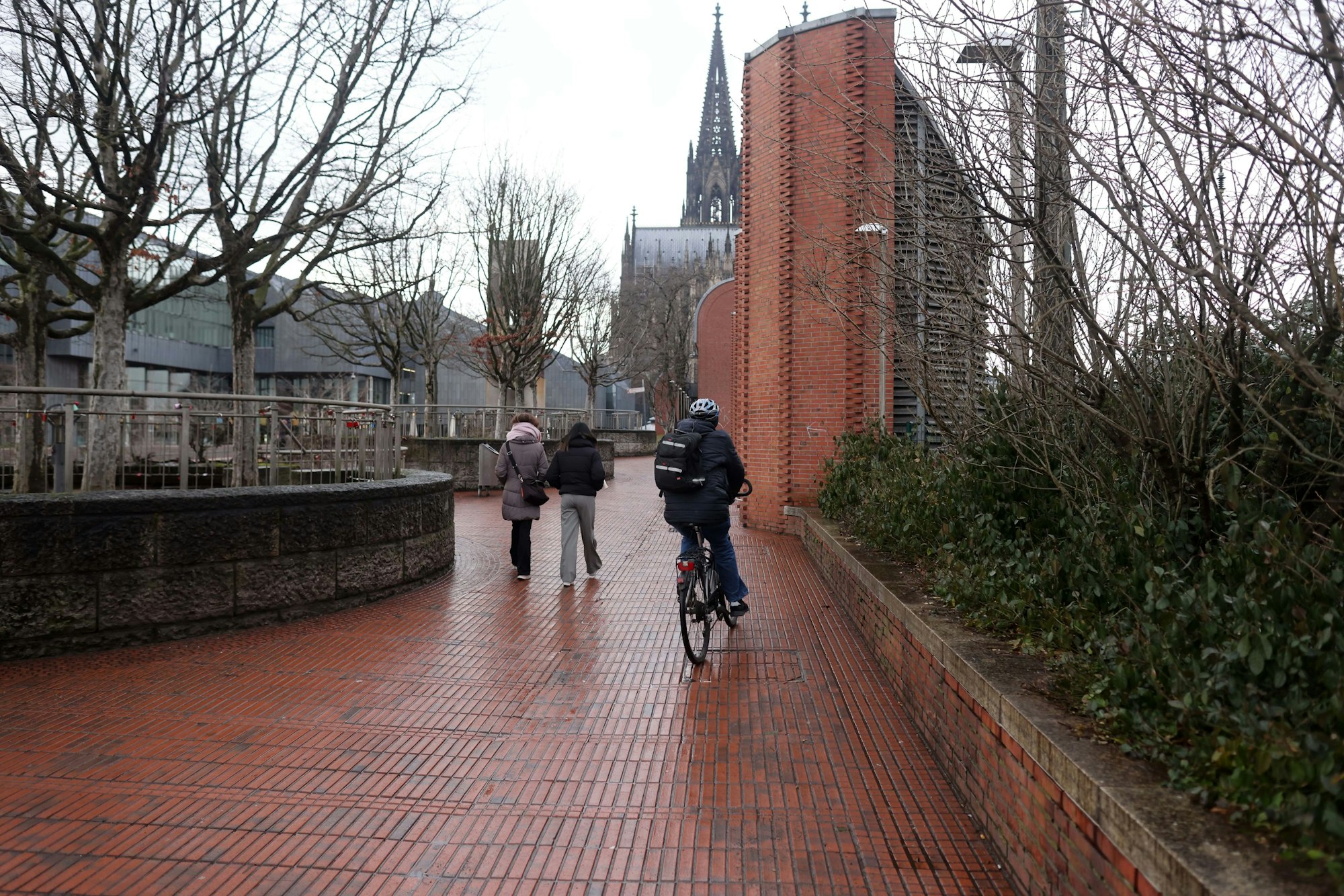 Ein Radfahrer fährt durch die Engstelle am Heinrich-Böll-Platz.