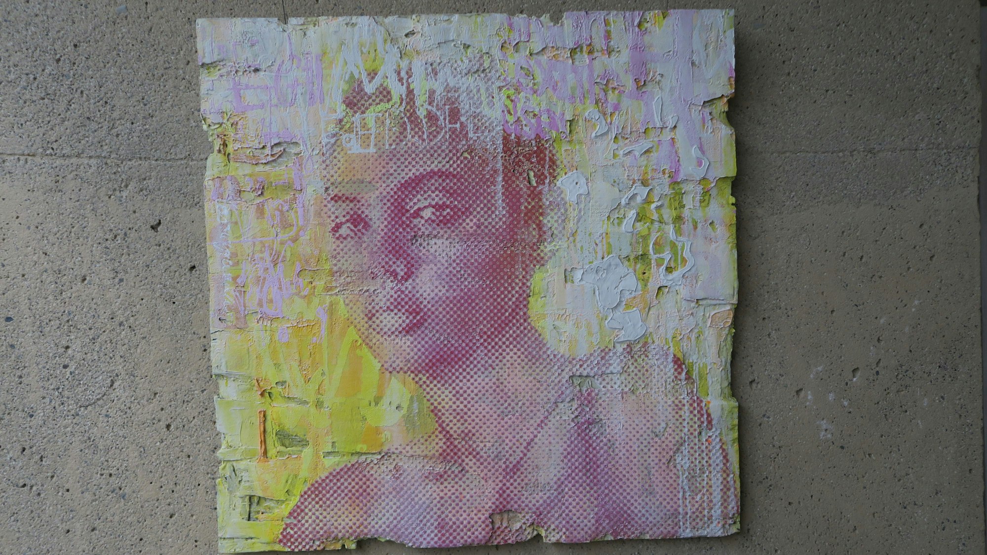 Das Bild einer jungen Frau ist auf einem unregelmäßigen Untergrund zu sehen.