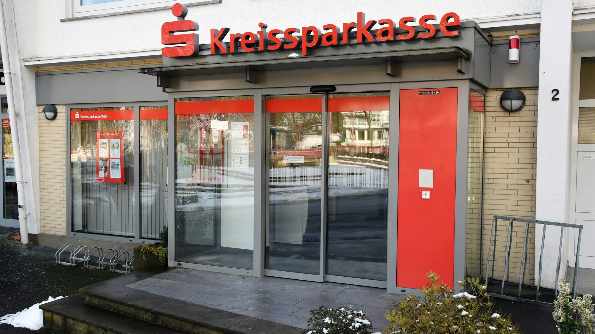Zu den Filialen, die bei der Kreissparkasse Köln auf der Streichliste stehen, gehört im kommenden Juni auch der Standort in Engelskirchen-Loope. Unser Foto zeigt das Gebäude von außen.