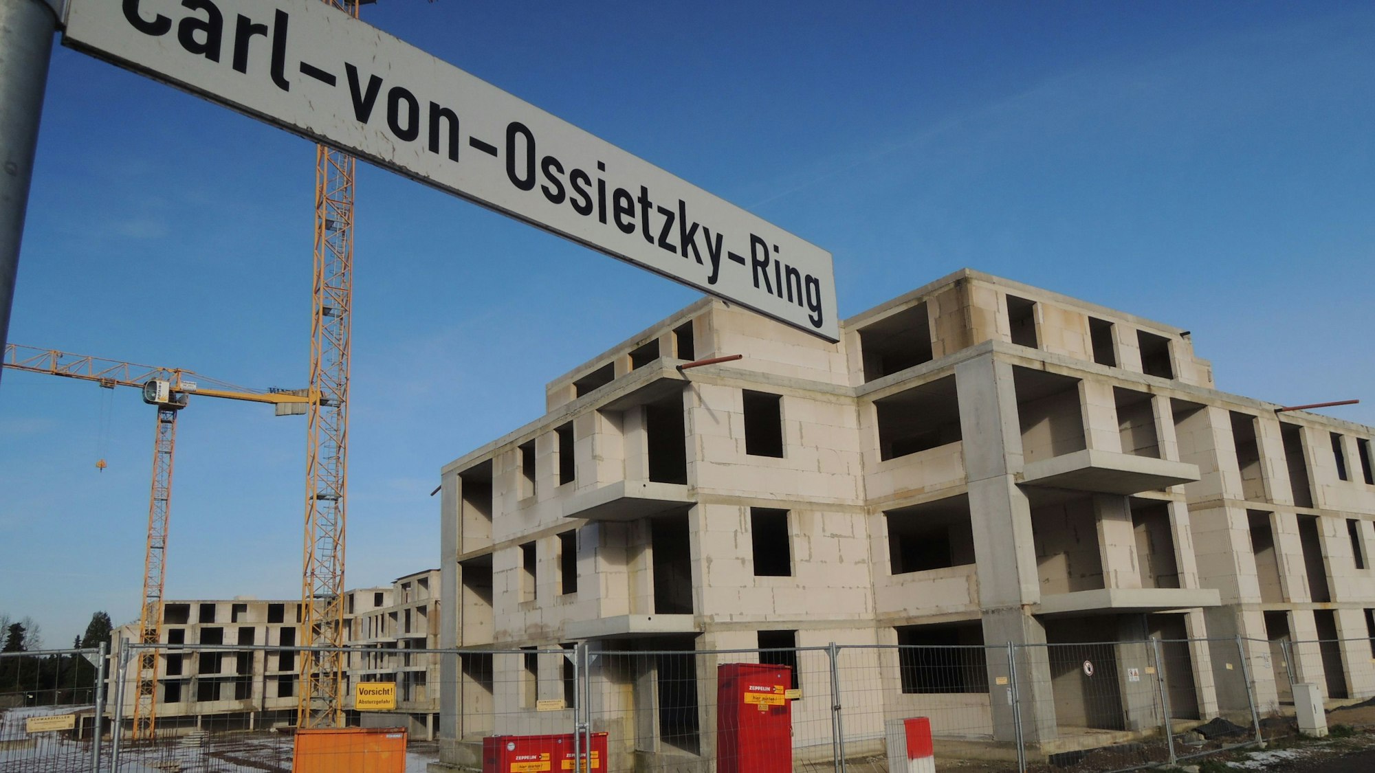 Das Baugebiet Sonnenfeld ist aufgeräumt worden und auch die Zäune stehen wieder ordentlich. Aber mit dem Bau der Wohnungen geht es wahrscheinlich erst im März oder April weiter.