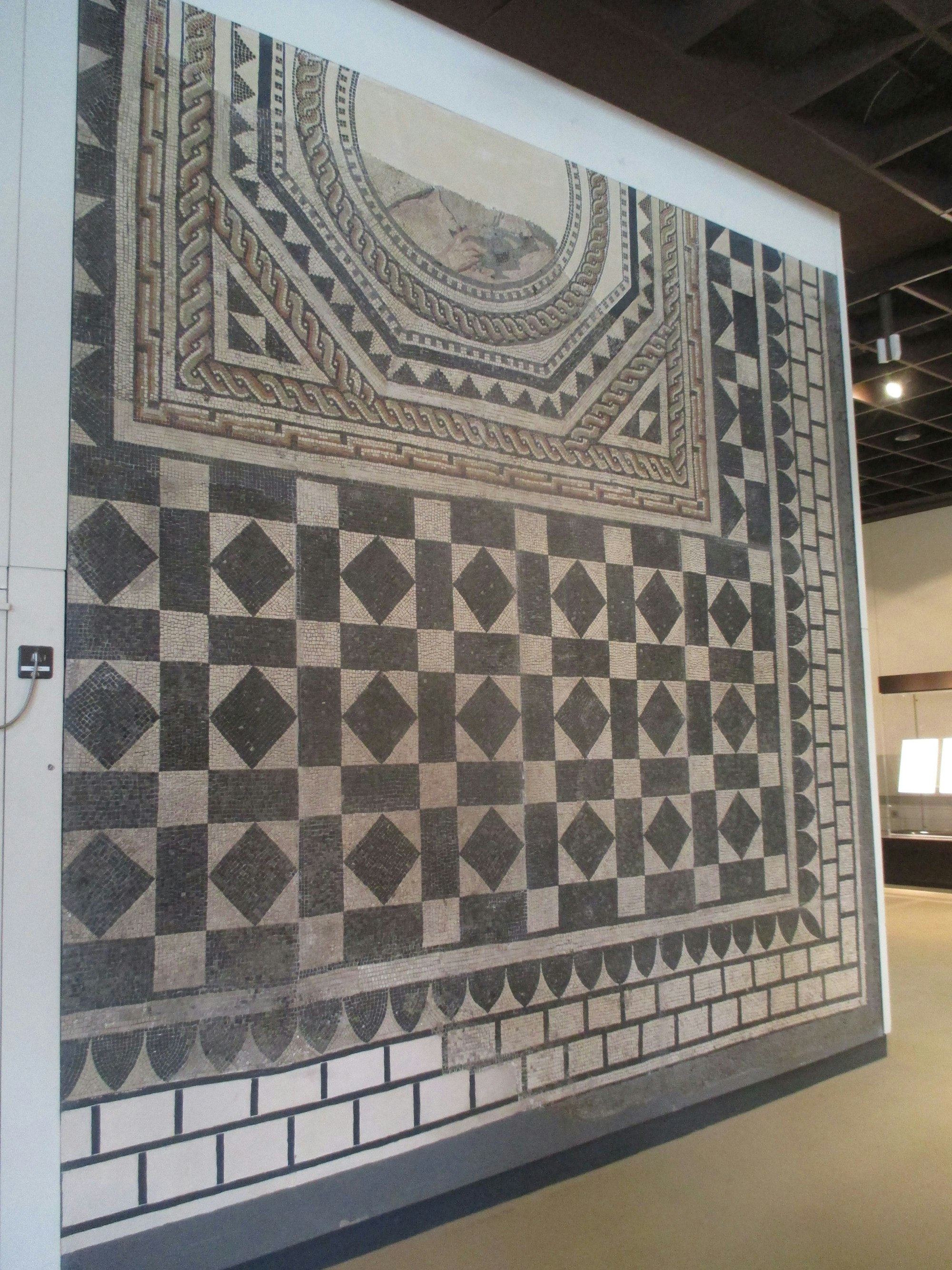 Das Epikur-Mosaik im Römisch-Germanischen Museum zeigt geometrische Formen.