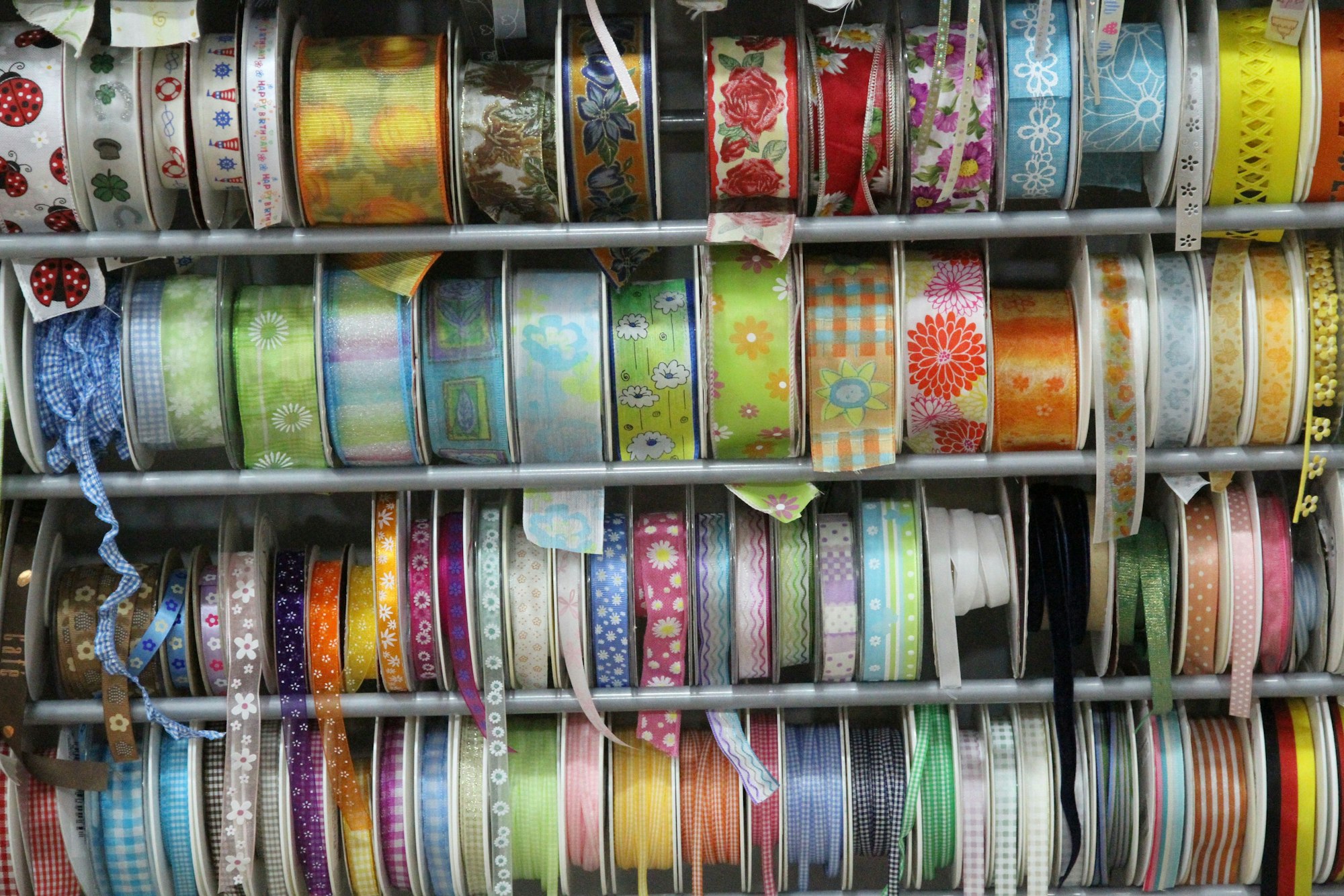 Stoffbänder auf Rollen in verschiedenen Farben, Breiten und Materialien