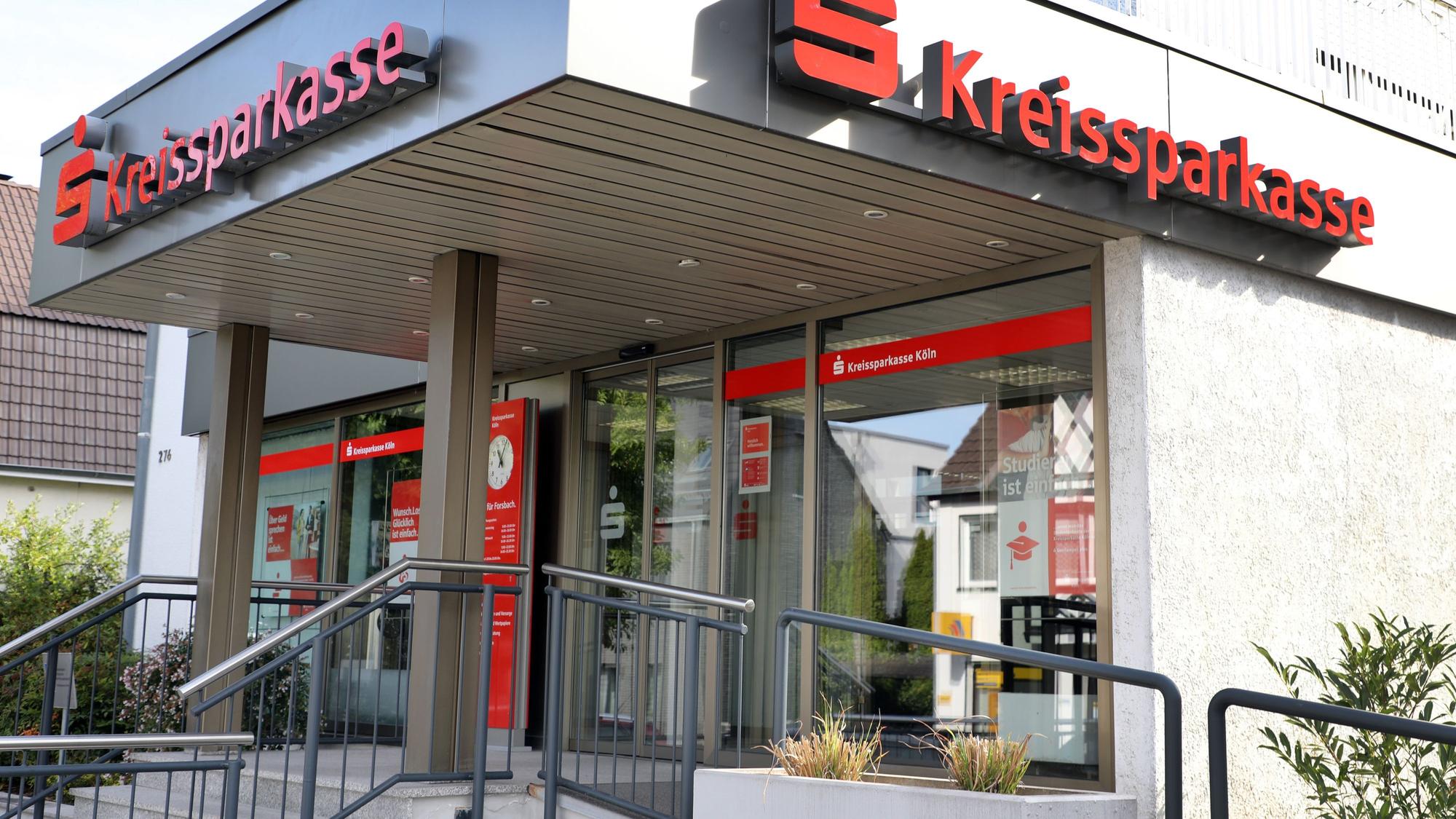 Der Eingang zur Kreissparkassenfiliale in Rösrath-Forsbach liegt in der Herbstsonne.