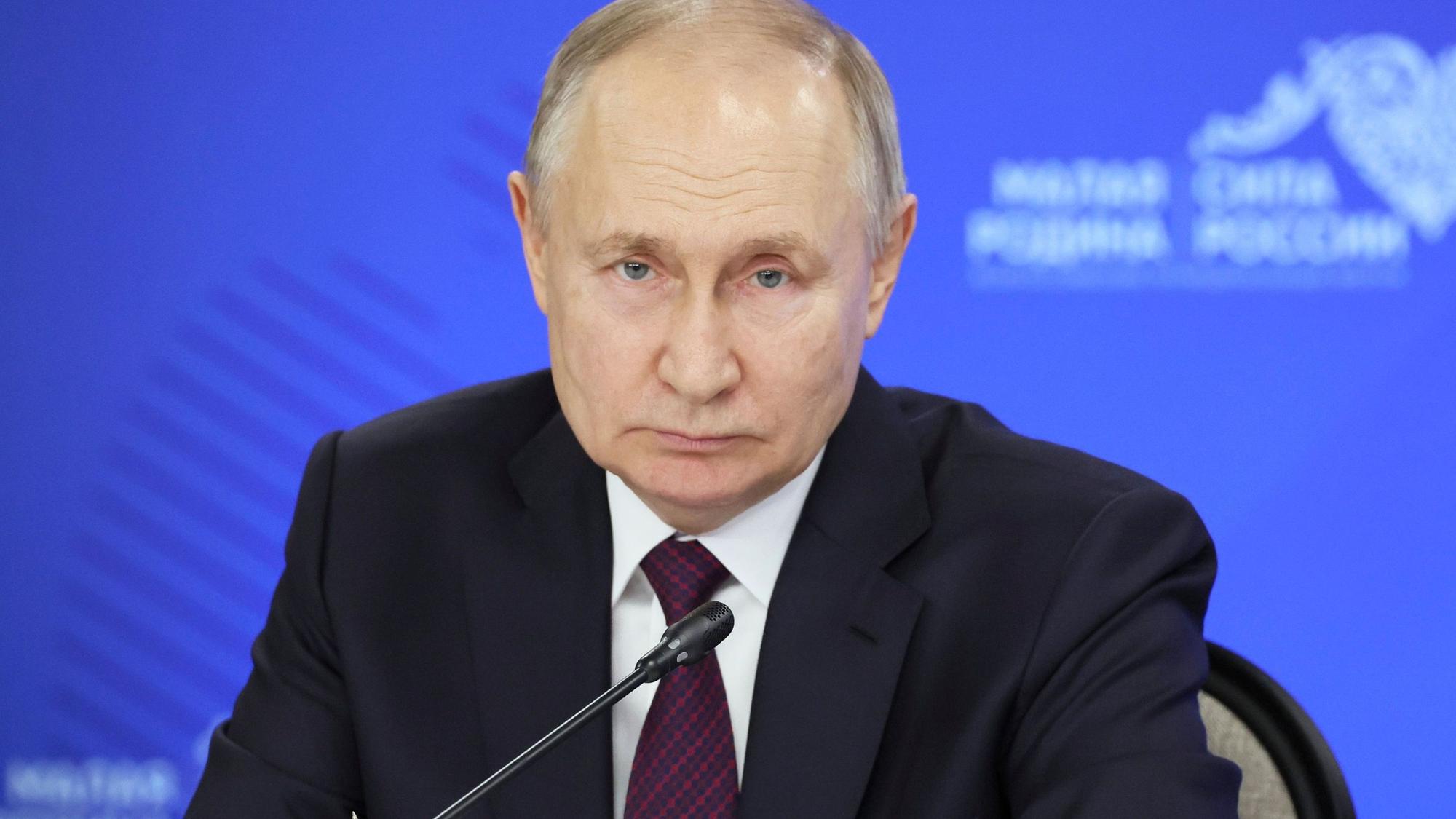 Der russische Präsident Wladimir Putin spricht bei einem Treffen mit Leitern von Gemeinden während eines Gemeindeforums.