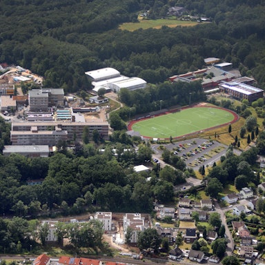 Die Sanierung und Neugestaltung des Freiherr-vom-Stein-Schulzentrums (hier im Luftbild) gehört auch 2024 zu den größten Investitionen der Stadt Rösrath.