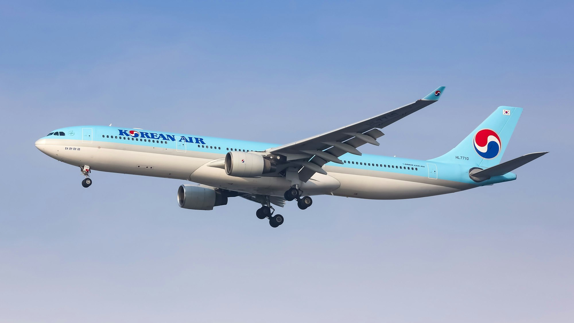 Ein Airbus A330 der koreanischen Fluggesellschaft Korean Air im Landeanflug auf einen Flughafen. (Symbolbild)