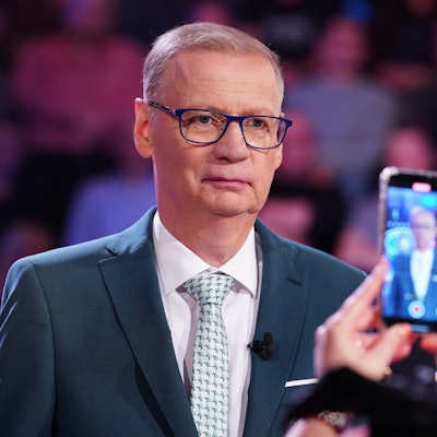 Moderator Günther lässt sich bei Wer wird Millionär? fotografieren.