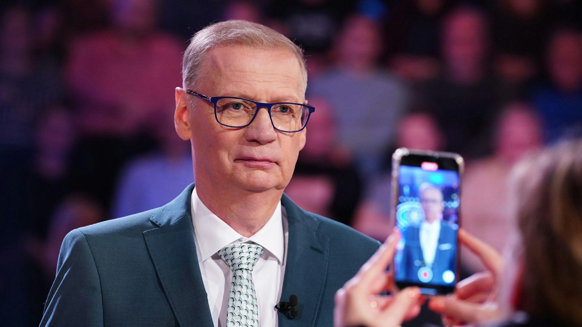 Moderator Günther lässt sich bei Wer wird Millionär? fotografieren.