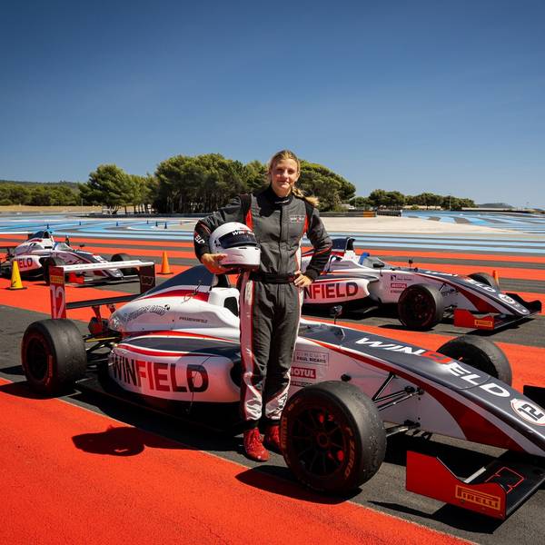 Mathilda Paatz vor ihrem neuen Formel-4-Bolliden