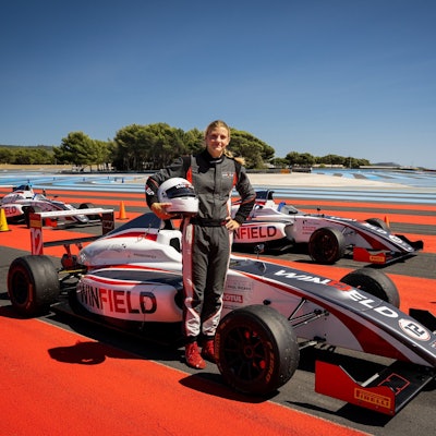 Mathilda Paatz vor ihrem neuen Formel-4-Bolliden