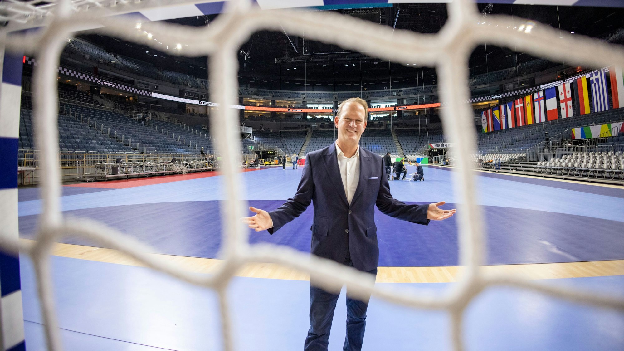 Willkommen in Köln: im Januar freute sich Arena-Chef Stefan Löcher über die Austragung der Handball-EM in Deutz.