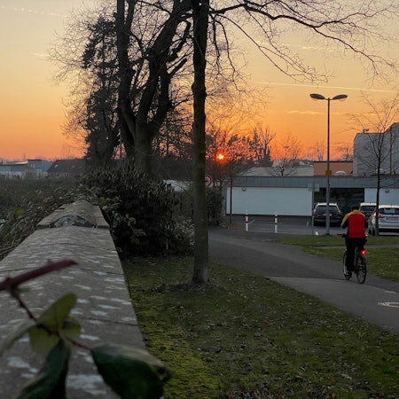 Zu sehen ist die Mauer, die das Gelände der einstigen Zuckerfabrik vom Fußweg abgrenzt.