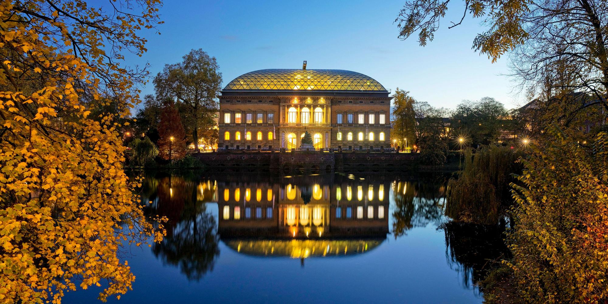 Das Ständehaus K21 spiegelt sich im Kaiserteich im Herbst am Abend.