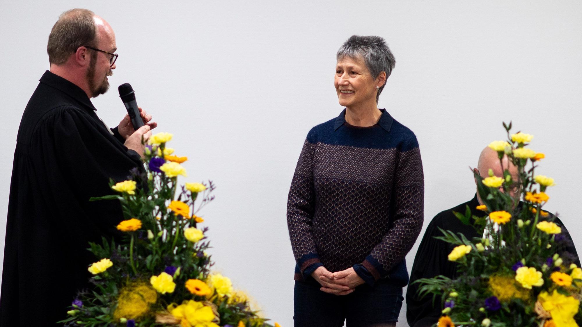 Das Bild zeigt Pfarrer Gregor Weichsel und Adelheid Vaas im Gespräch.