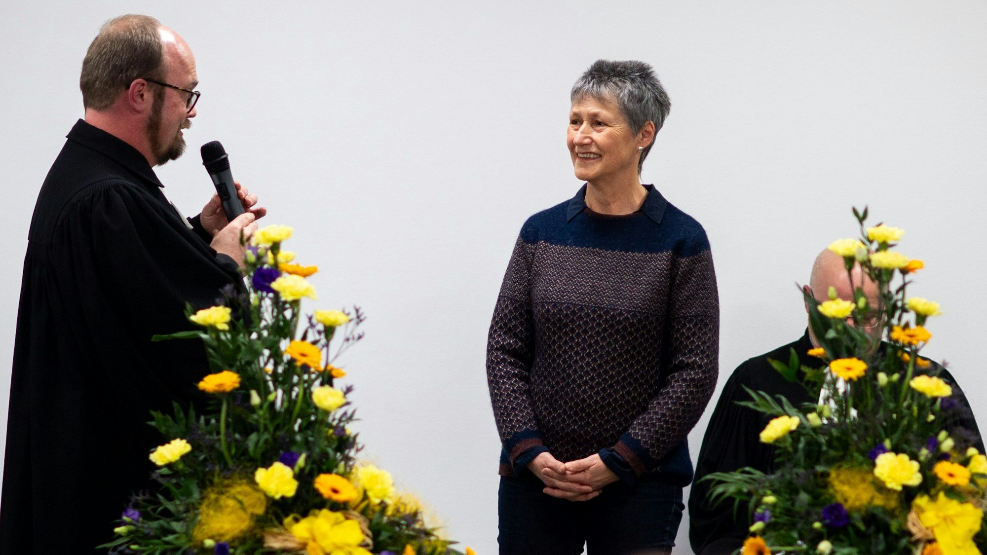 Das Bild zeigt Pfarrer Gregor Weichsel und Adelheid Vaas im Gespräch.