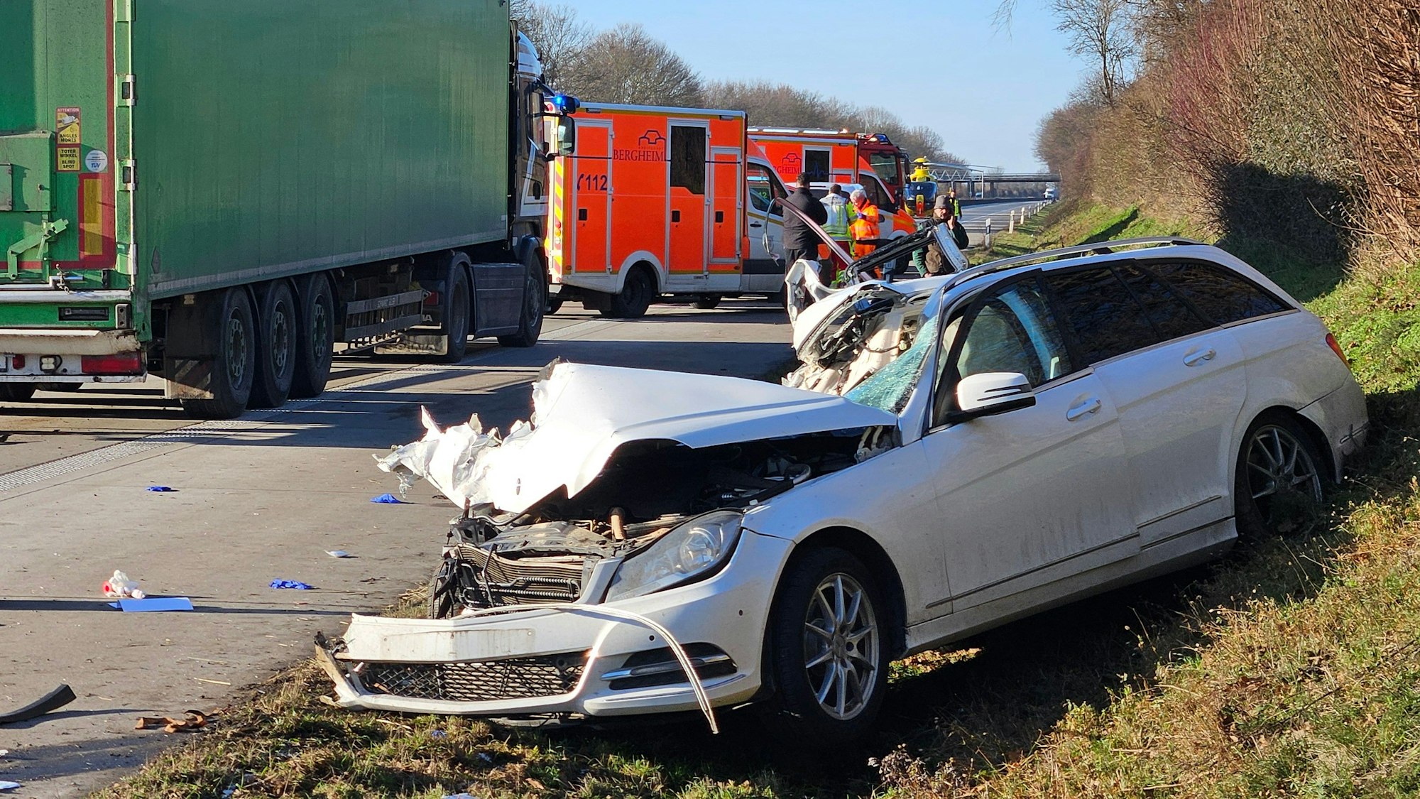 Das Bild zeigt einen verunfallten Mercedes in der Böschung auf der Autobahn