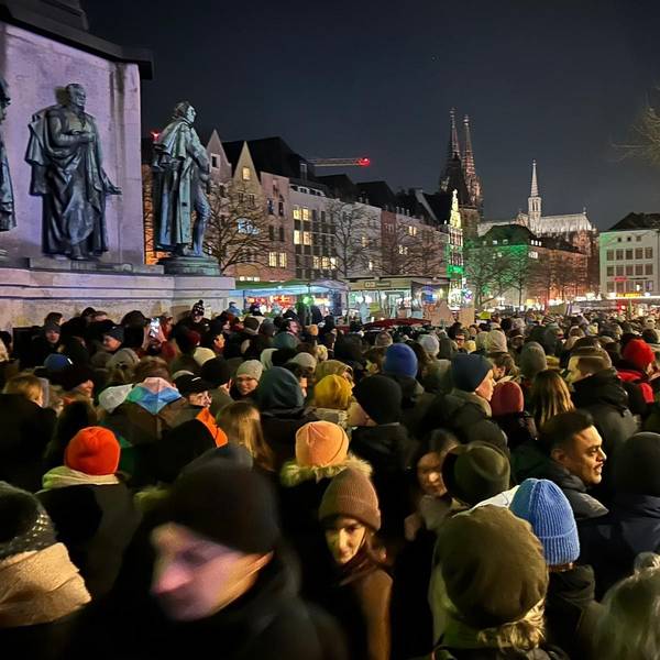 Mehrere zehntausend Menschen demonstrierten am Dienstag gegen rechts.