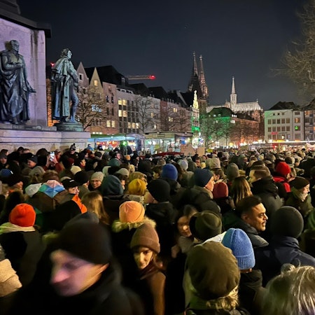 Mehrere zehntausend Menschen demonstrierten am Dienstag gegen rechts.
