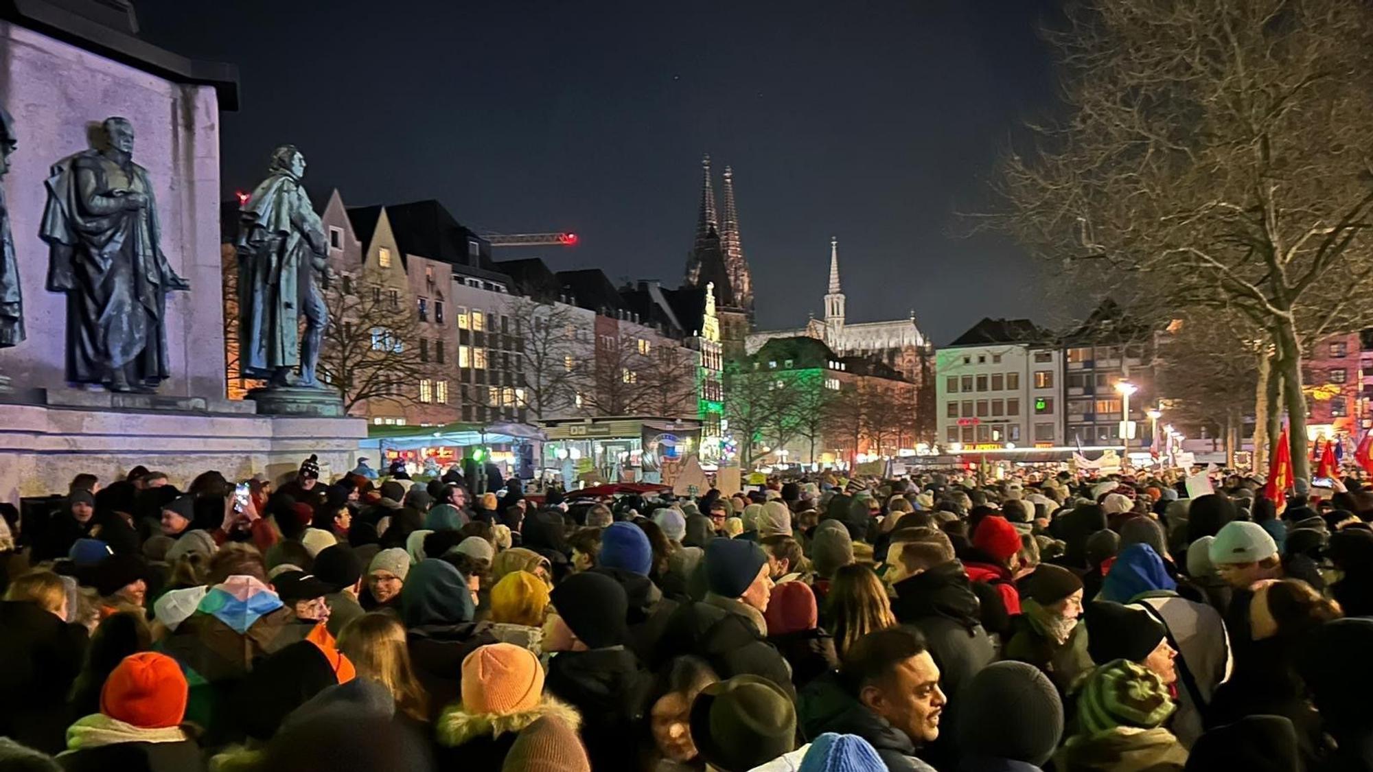Mehrere zehntausend Menschen demonstrierten am Dienstag gegen rechts.