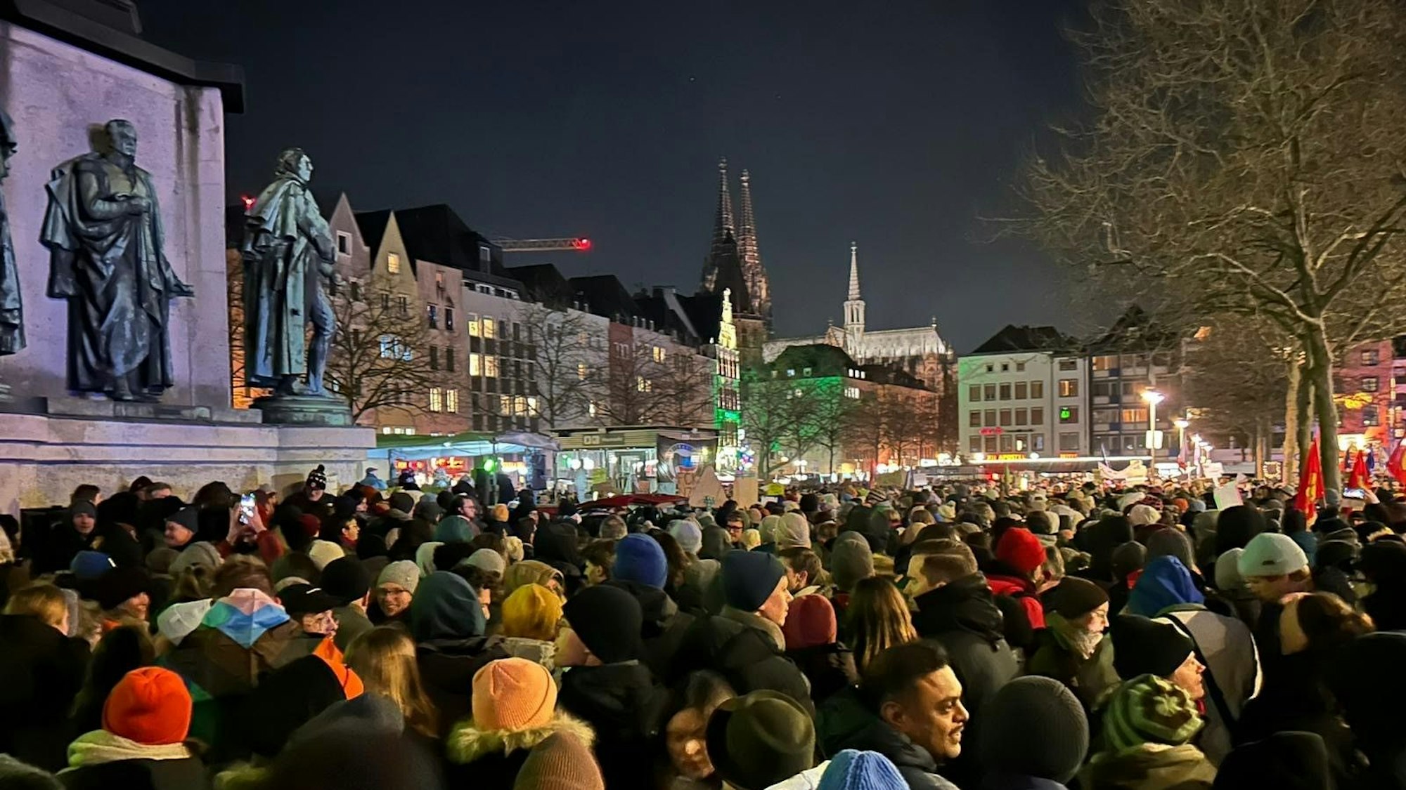 Mehrere zehntausend Menschen demonstrierten am Dienstag gegen rechts.