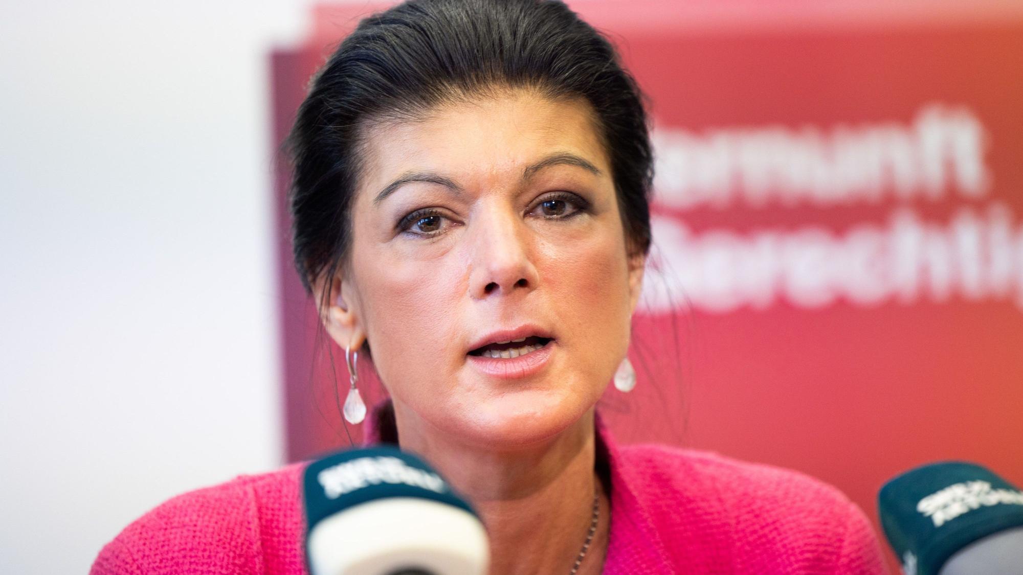 Sahra Wagenknecht, Parteivorsitzende „Bündnis Sahra Wagenknecht – für Vernunft und Gerechtigkeit“ (BSW), spricht während einer Pressekonferenz zu Journalisten.