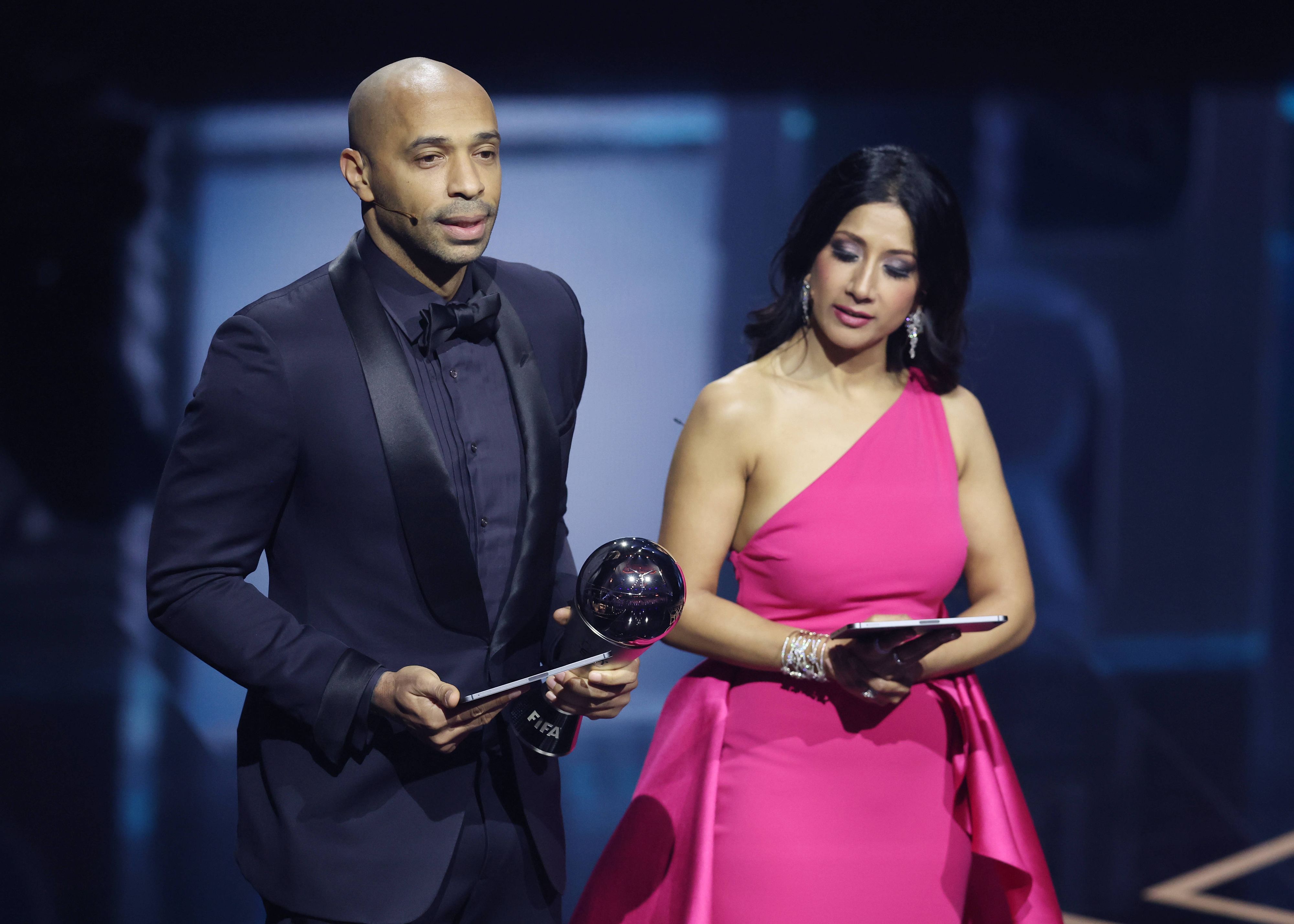 Moderator und Ex-Fuball-Profi Thierry Henry behielt die Auszeichnung für Lionel Messi gleich selbst in den Händen. Der Weltfußballer war nicht im Saal und auch niemand, der den Preis für Messi in Empfang nahm.