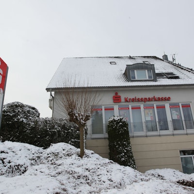 Ein Gebäude mit dem Schriftzug Kreissparkasse auf einer weißen Hauswand.