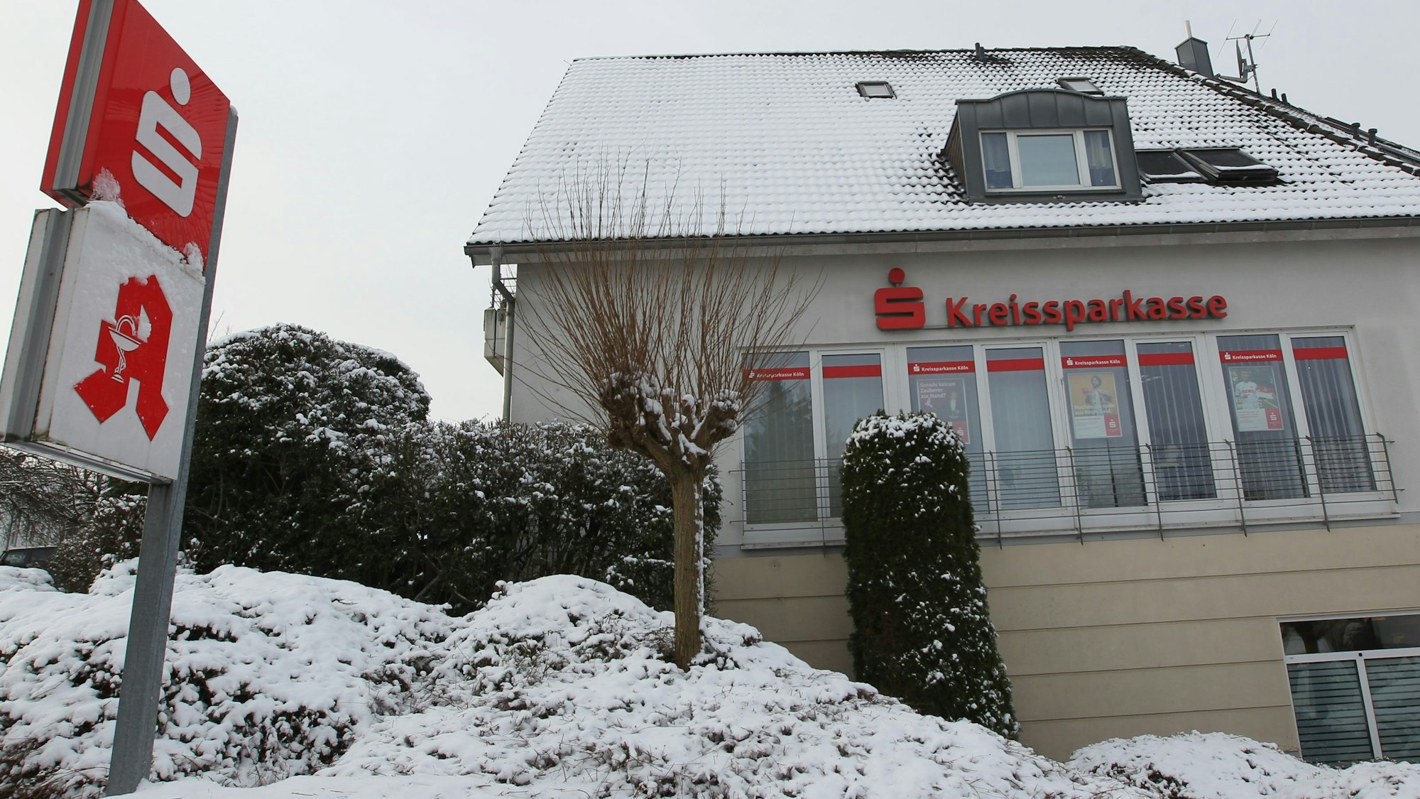 Ein Gebäude mit dem Schriftzug Kreissparkasse auf einer weißen Hauswand.