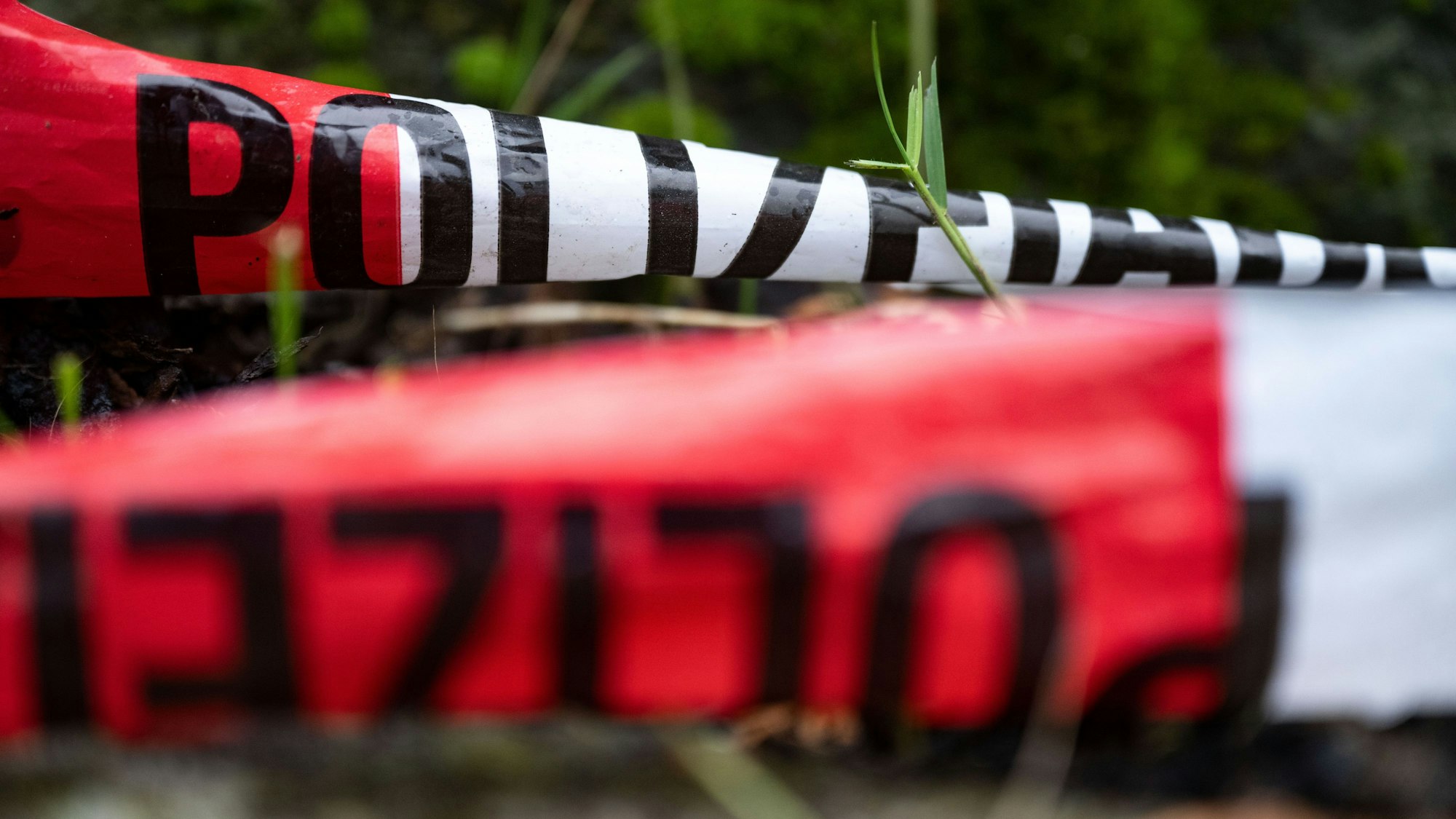 Im Norden von NRW hat die Polizei am Montag eine Leiche gefunden. Inzwischen deutet alles darauf hin, dass der Mann getötet wurde. (Symbolbild)