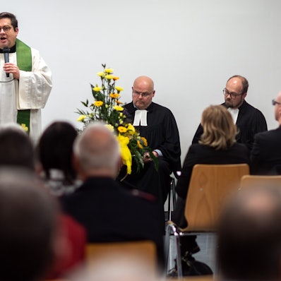 Das Bild zeigt Tobias Hopmann während der Predigt.