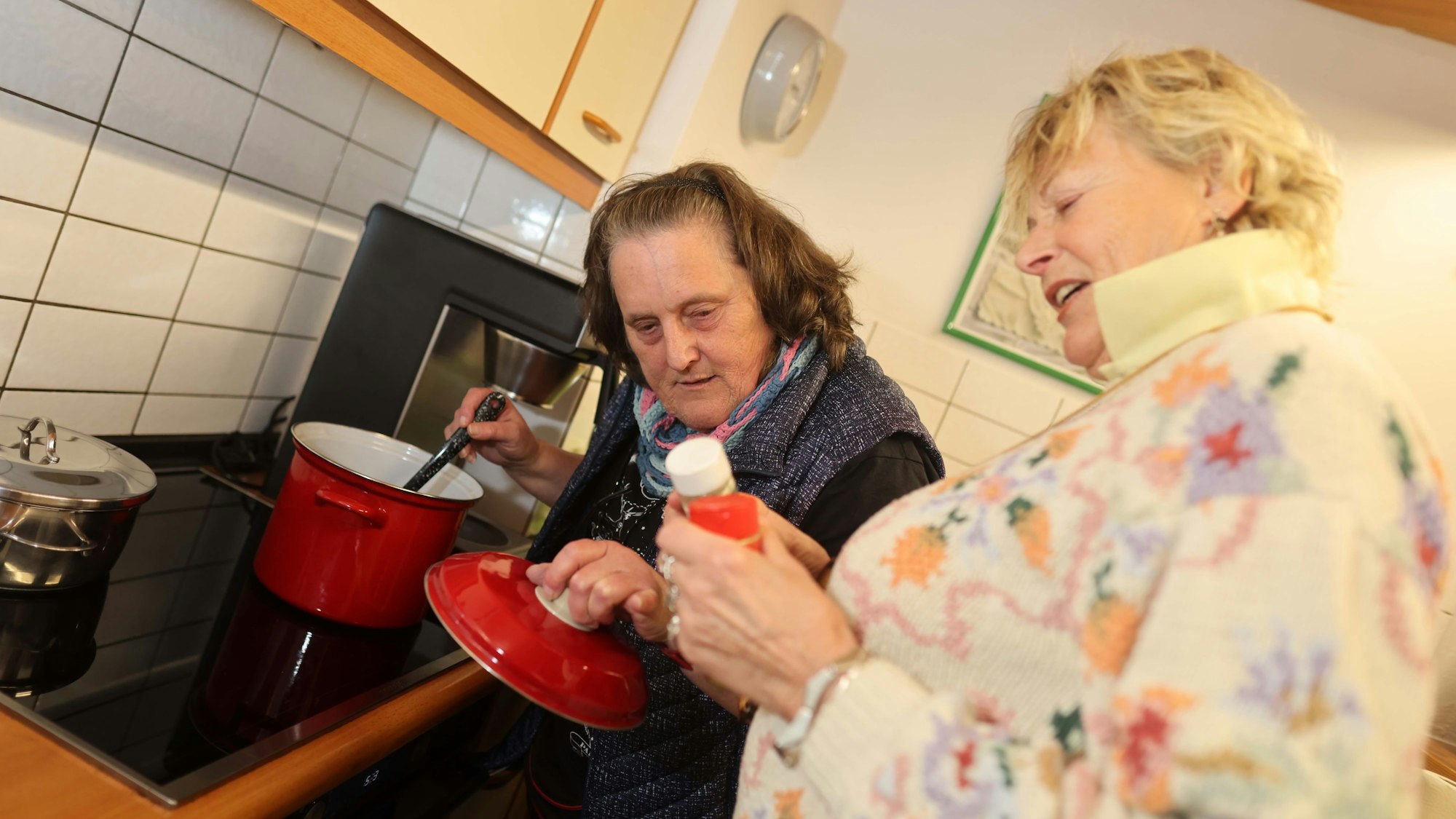 Gemeinsam kochen im Seniorennetzwerk Vogelsang: Roswitha Tünker (r.) und Elisabeth Rubel.