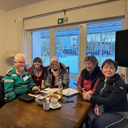 Senioren im Burscheider Tri-Café.