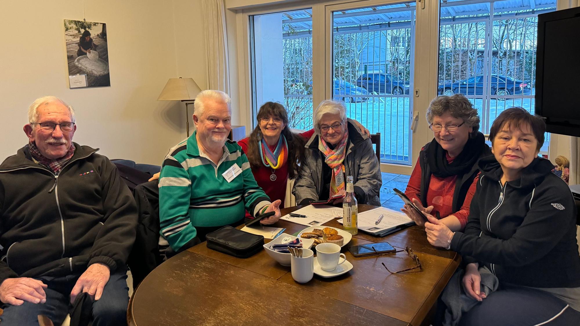 Senioren im Burscheider Tri-Café.