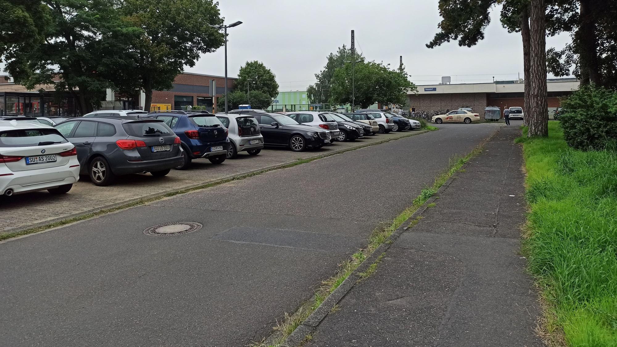 Die Pkw-Stellplätze vor dem Bahnhof an der Bonner Straße sollen entfallen. Der Vorplatz soll attraktiver gestaltet werden.