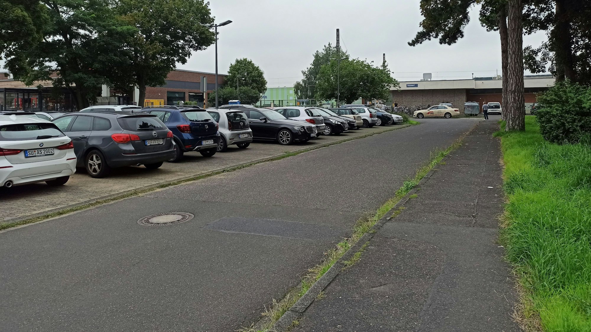 Die Pkw-Stellplätze vor dem Bahnhof an der Bonner Straße sollen entfallen. Der Vorplatz soll attraktiver gestaltet werden.