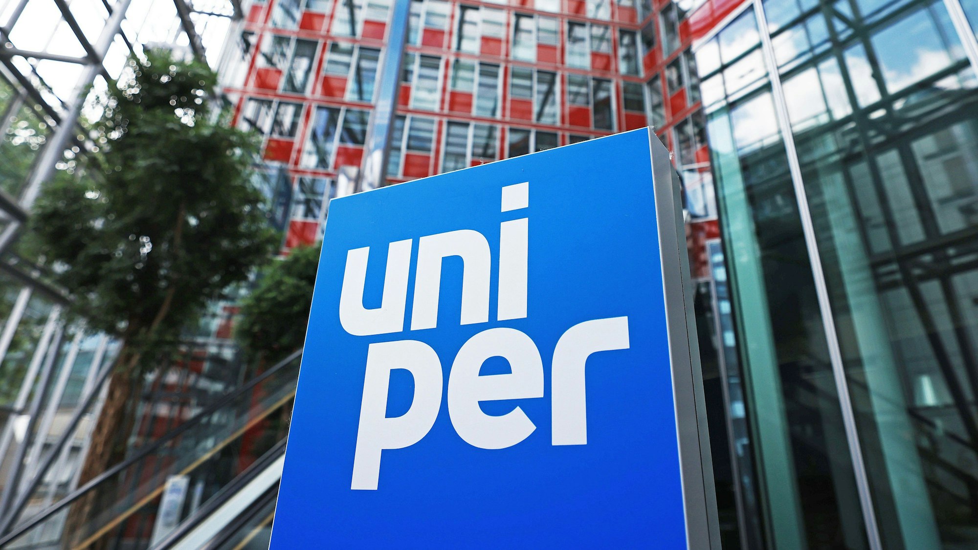 ARCHIV - 13.06.2022, Nordrhein-Westfalen, Düsseldorf: Eine Stele mit dem Firmen-Logo steht im Foyer der Hauptverwaltung des Energieversorgungsunternehmens Uniper in Düsseldorf. (Zu dpa "Uniper: Über die Hälfte des Grundkapitals aufgezehrt - hohe Verluste") Foto: Oliver Berg/dpa +++ dpa-Bildfunk +++