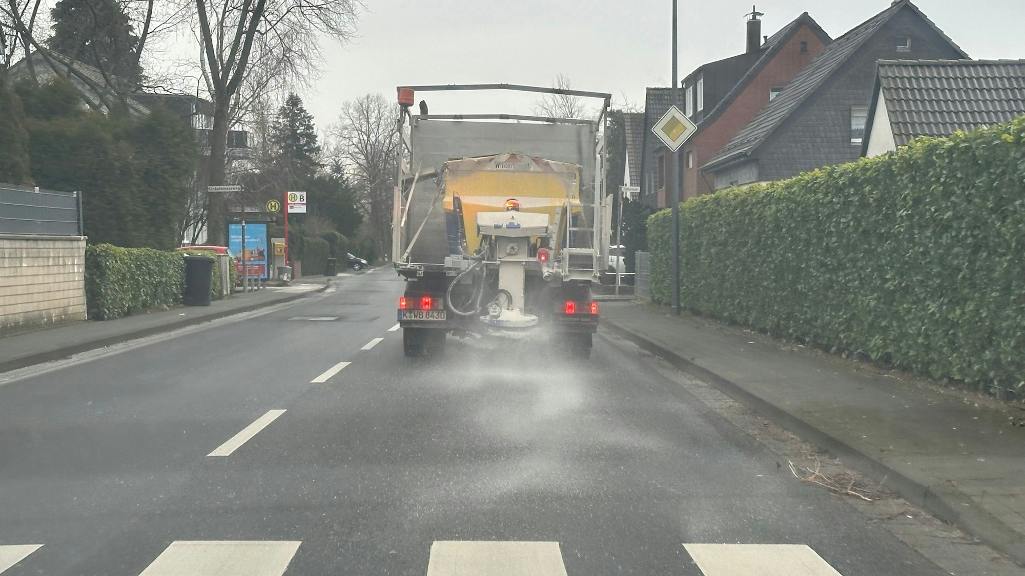 Ein Streufahrzeug der AWB ist in Köln-Zündorf im Einsatz. Für Mittwoch werden in Köln massive Schneefälle erwartet.