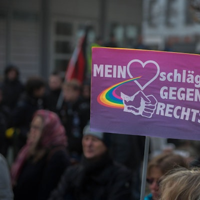 Das Bild zeigt ein Plakat während einer Demo gegen die AfD in Euskirchen.