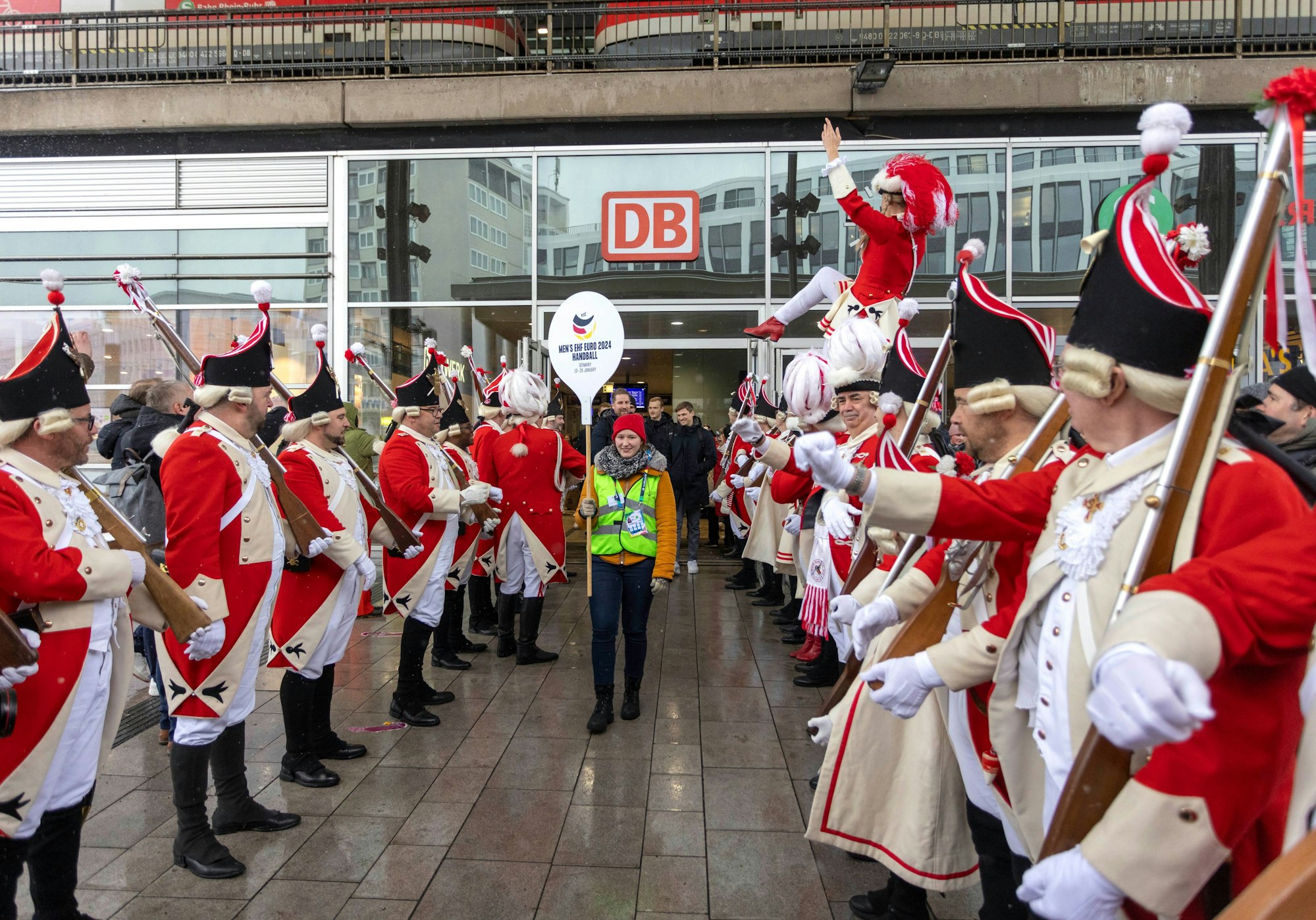 Die Roten Funken begrüßen das Team.