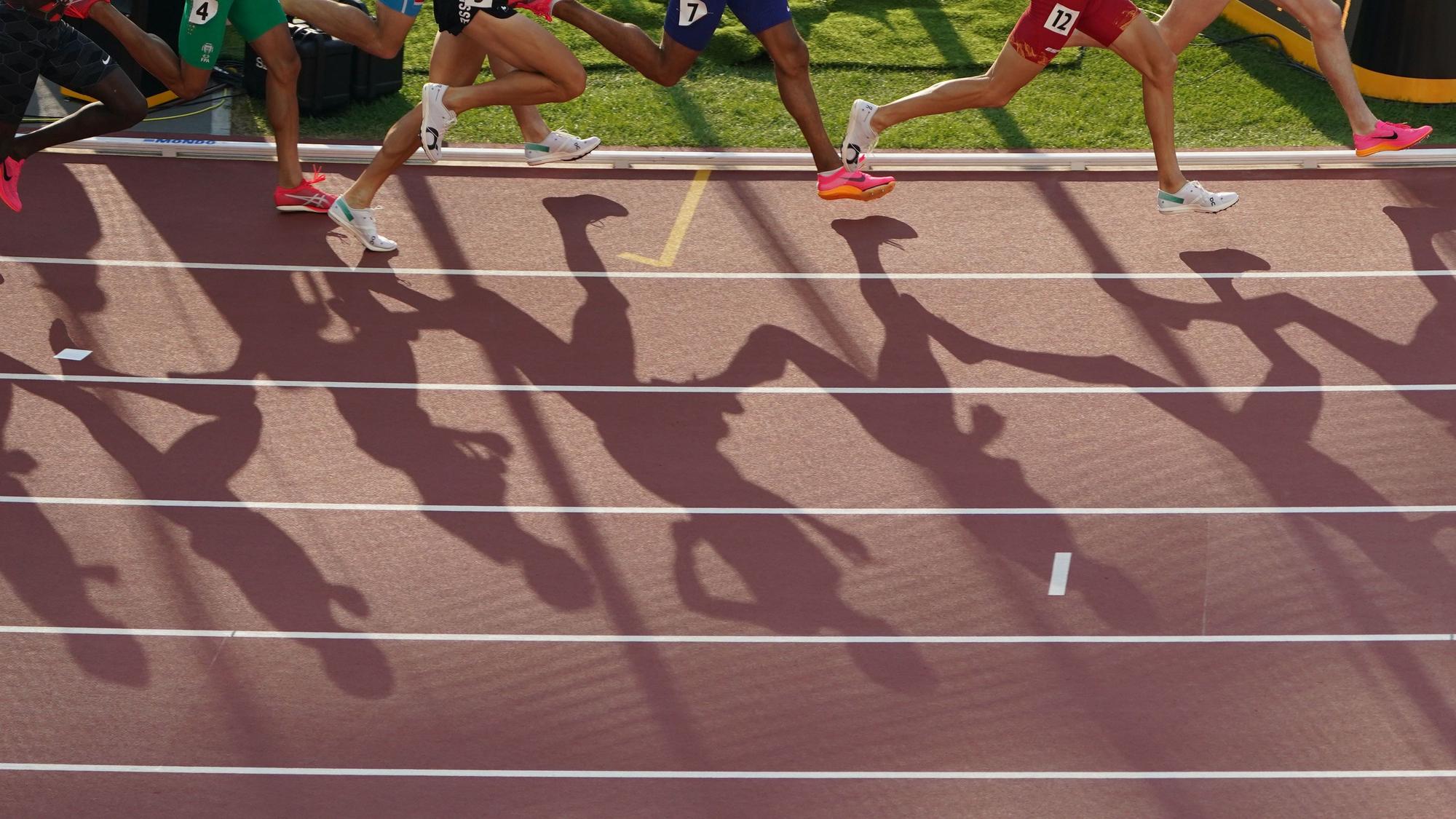 Leichtathletik: Athleten werfen lange Schatten auf die Laufbahn.