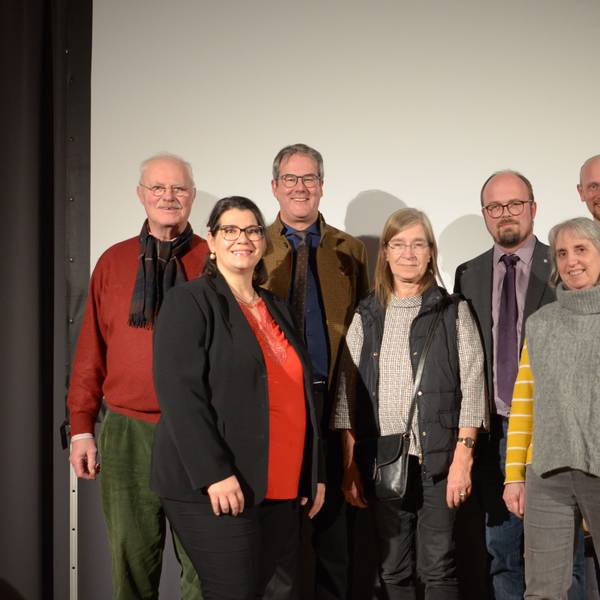 Die Pfarrerinnen und Pfarrer und weitere Vertreter der beiden Gemeinden haben sich für ein Gruppenbild aufgestellt.