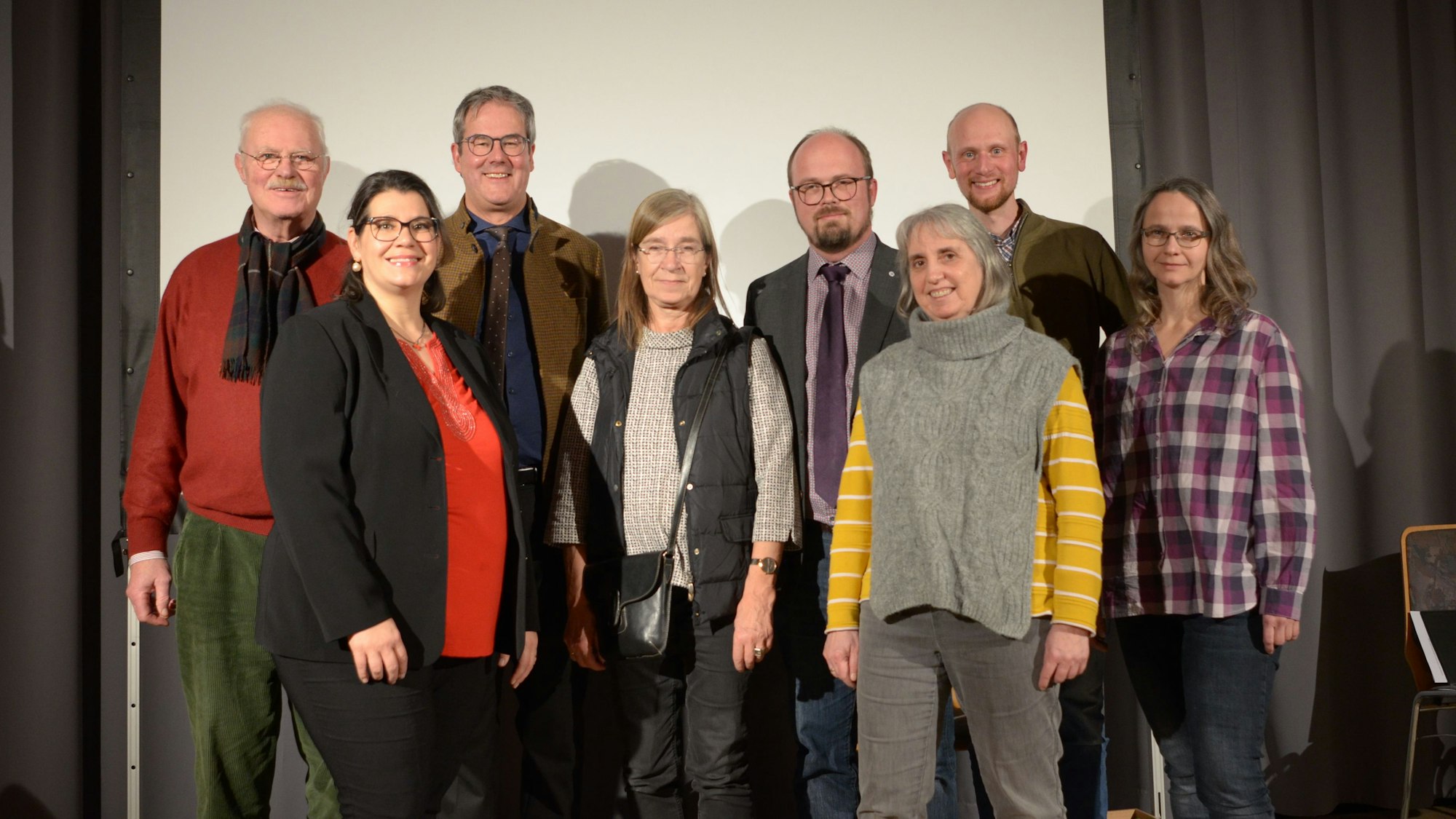 Die Pfarrerinnen und Pfarrer und weitere Vertreter der beiden Gemeinden haben sich für ein Gruppenbild aufgestellt.