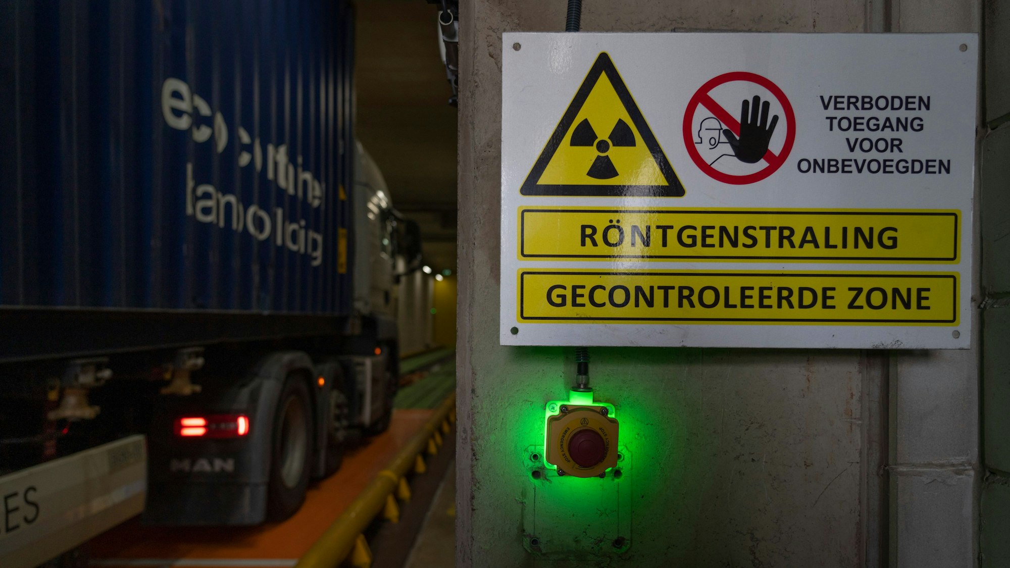 Ein mit einem Schiffscontainer beladener Lastwagen fährt in eine Röntgenanlage des niederländischen Zolls am Containerterminal Maasvlakte im Hafen.