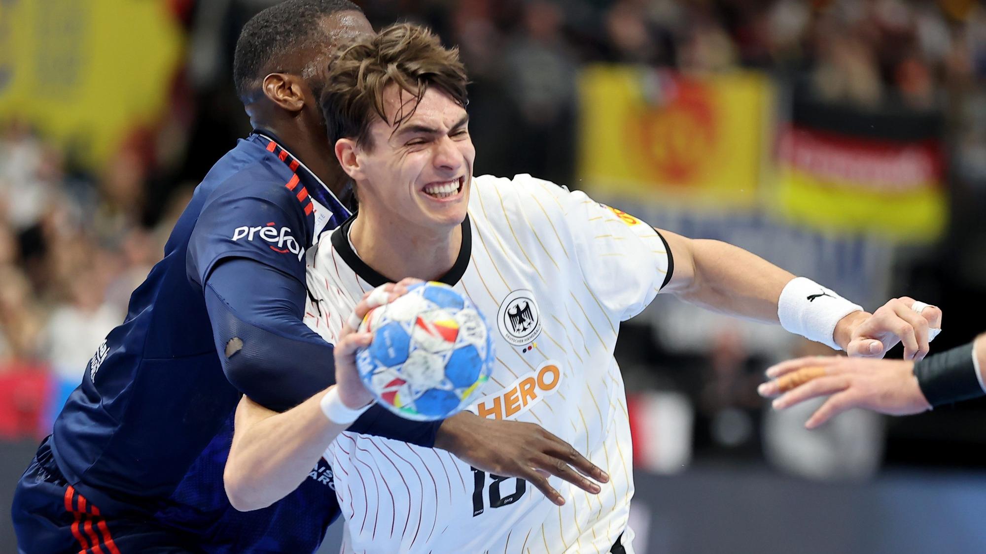 Julian Köster versucht an einem gegnerischen Spieler vorbeizukommen.