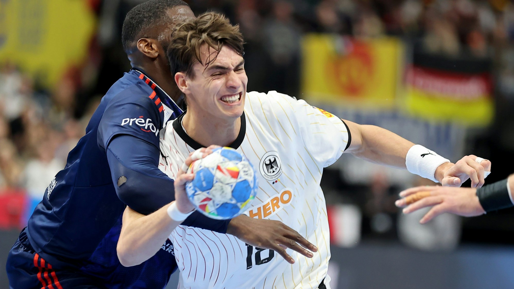 Julian Köster versucht an einem gegnerischen Spieler vorbeizukommen.